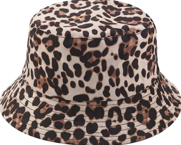 Topi bucket hat dengan motif leopard yang trendy